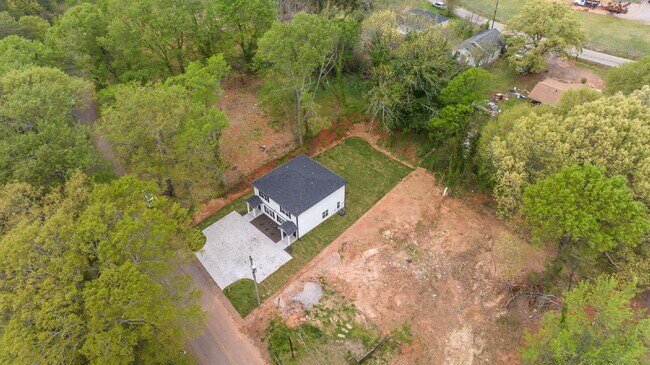 Building Photo - Elegant 2-Bedroom, 2.5-Bath Townhome Minutes from Downtown Greenville and walking distance to Swa...