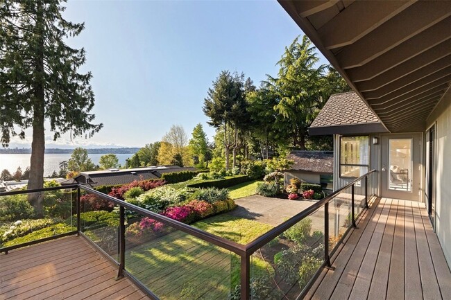 Building Photo - Kirkland View Home