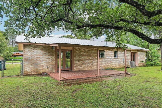 Building Photo - 410 Magnolia St