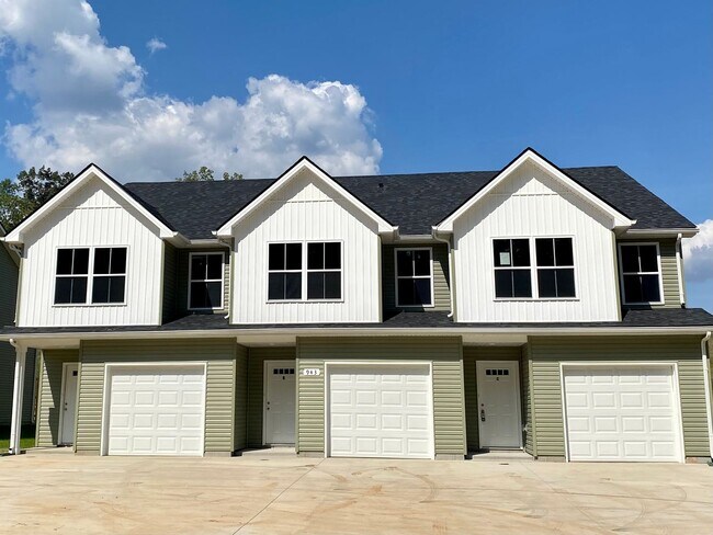 Building Photo - 943 Center Rd