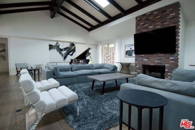 Building Photo - 1121 N Beverly Dr