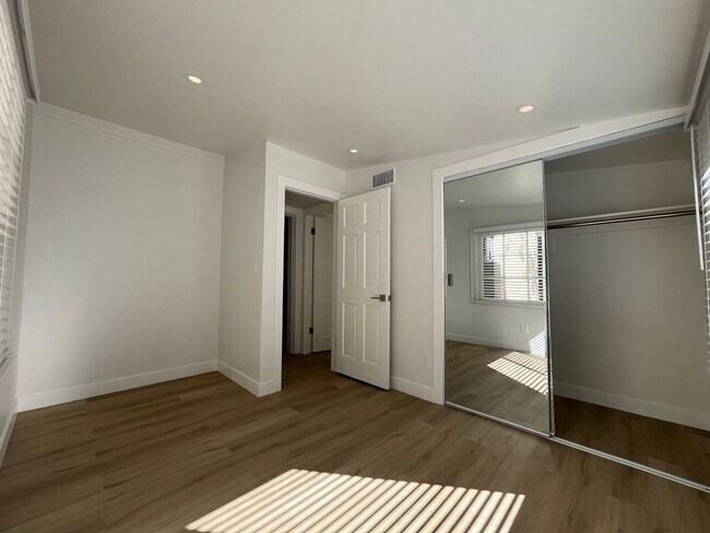 Building Photo - Valley Village 3+1 w/bonus room, all appli...