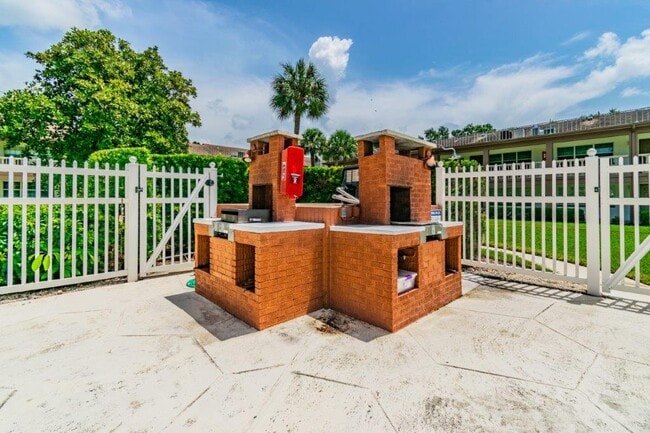 Building Photo - 650 Pinellas Point Dr S