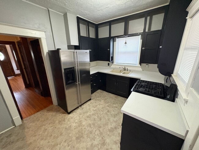 Building Photo - Charming 3-Bed Home with Spacious Layout & Large Backyard