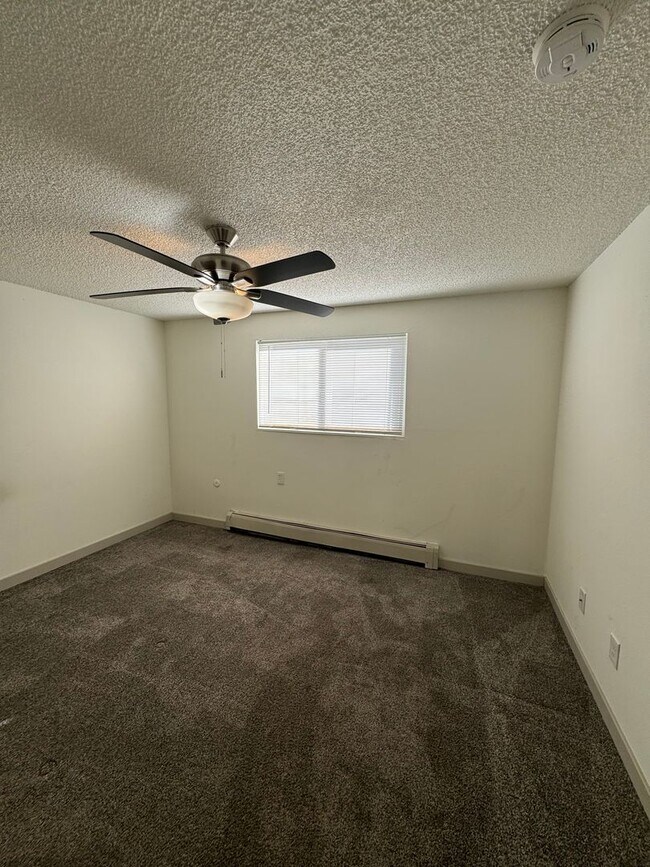Building Photo - 2915 Straus Ln