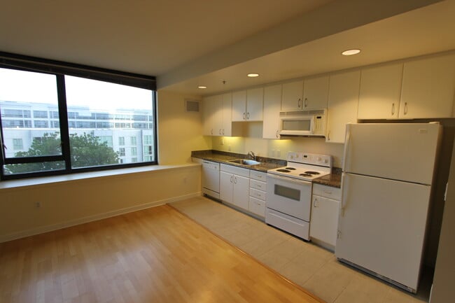 Building Photo - EPIC REA-AZARI PM - Nice Studio at The Beacon in South Beach w/Parking available