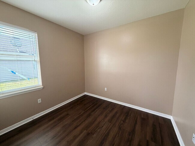 Building Photo - 633 Highland Meadows Ave