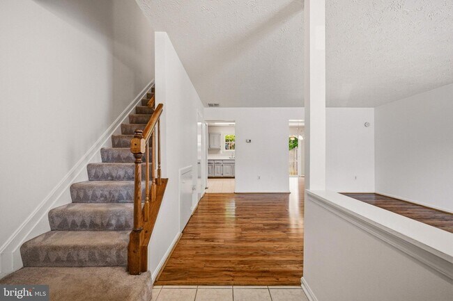 Building Photo - 16 Meadowside Ct