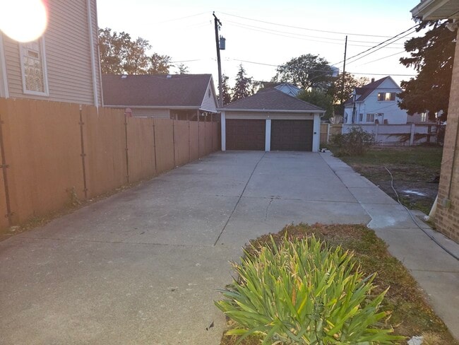 Building Photo - 208 27th Ave