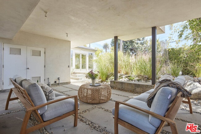 Building Photo - 703 Palms Blvd