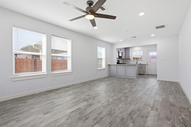 Building Photo - 10103 Goldcrest St