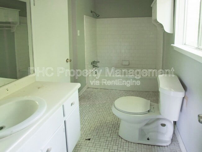 Building Photo - 210 Creekwood Ln