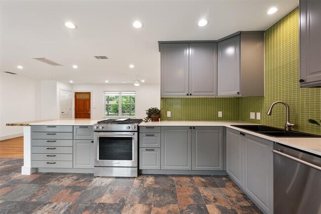 Building Photo - 2606 W 48th St