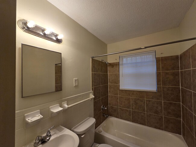 Building Photo - 2192 Lisa Ave