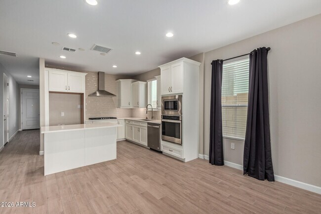 Building Photo - 2035 E Northwood Dr