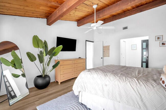 Building Photo - 740 E Coco Plum Cir