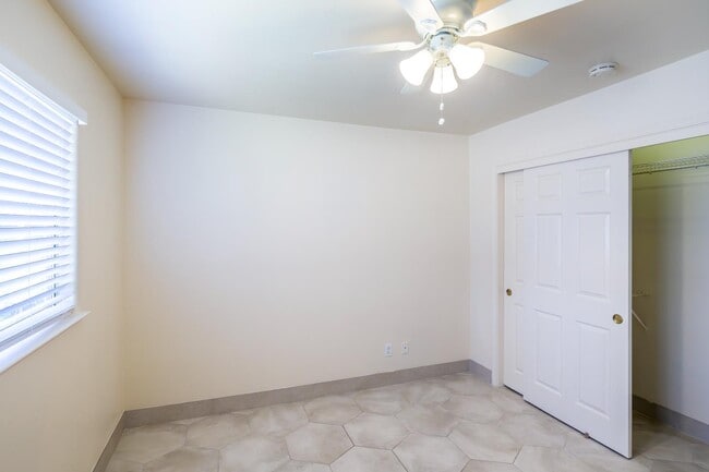Building Photo - 1542 E Alluvial Ave