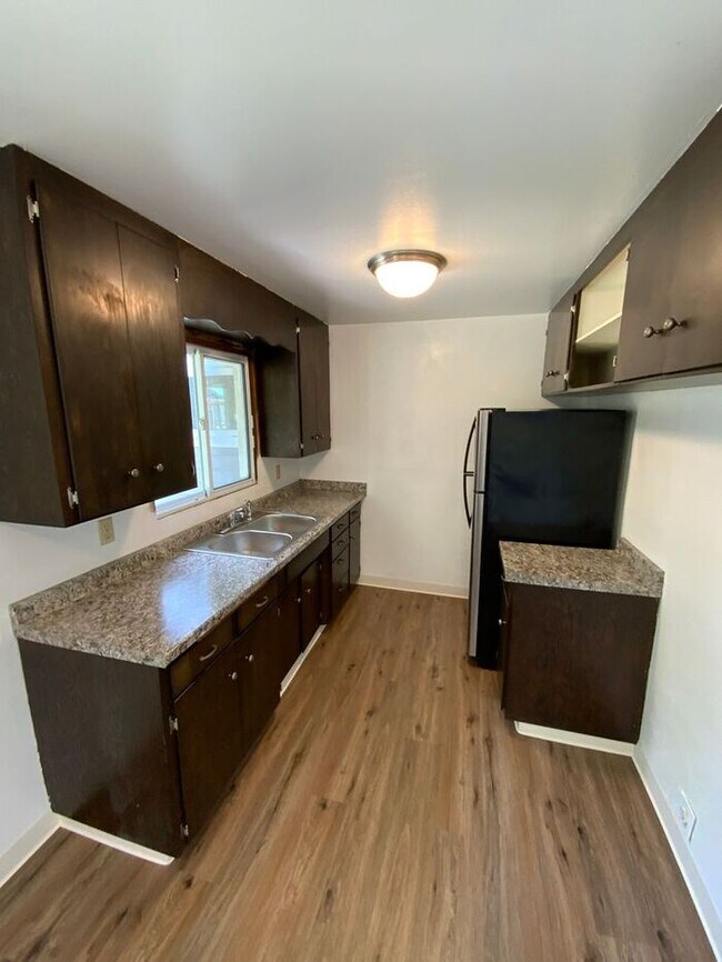 Building Photo - Tacoma home 3bdr 1.5 bath 1 car garage att...