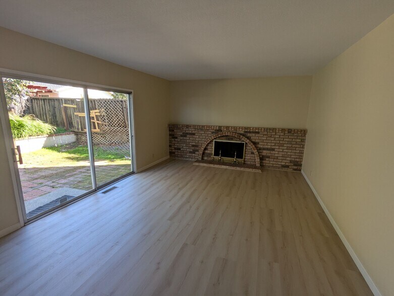 Building Photo - 670 High Glen Dr