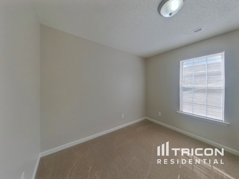 Building Photo - 1051 Hipp Rd