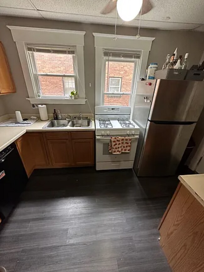 Building Photo - 2 Bedroom House Available Next to UC Campus