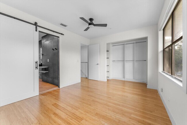Building Photo - 850 Hill Dr