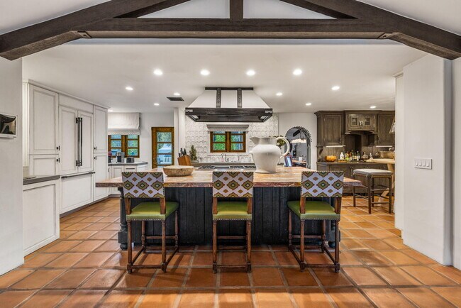 Building Photo - 535 N Belardo Rd