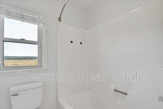 Building Photo - 695 Cedar Point