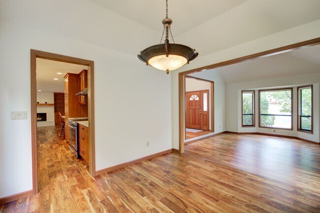 Building Photo - 5bd/3.5ba Bellevue Home