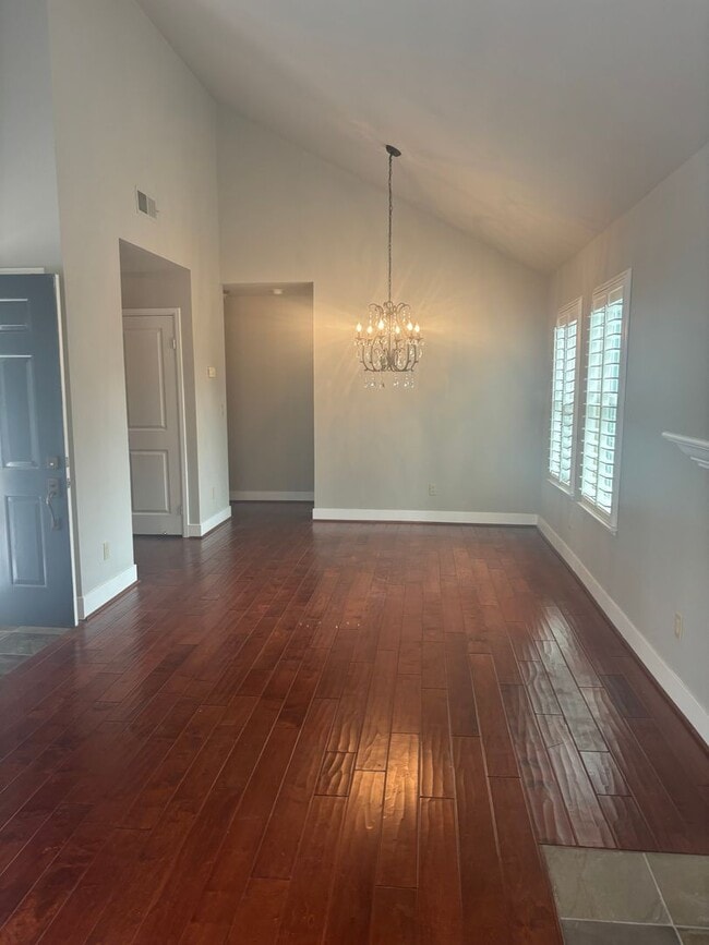 Building Photo - Stunning One-Bedroom Condo in Desirable Co...