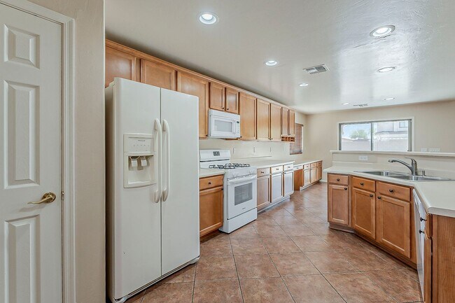 Building Photo - Pet-Friendly 4 Bedroom Rental in Tucson wi...