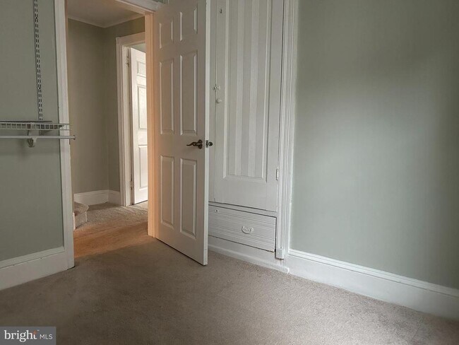 Building Photo - 478 Martin St