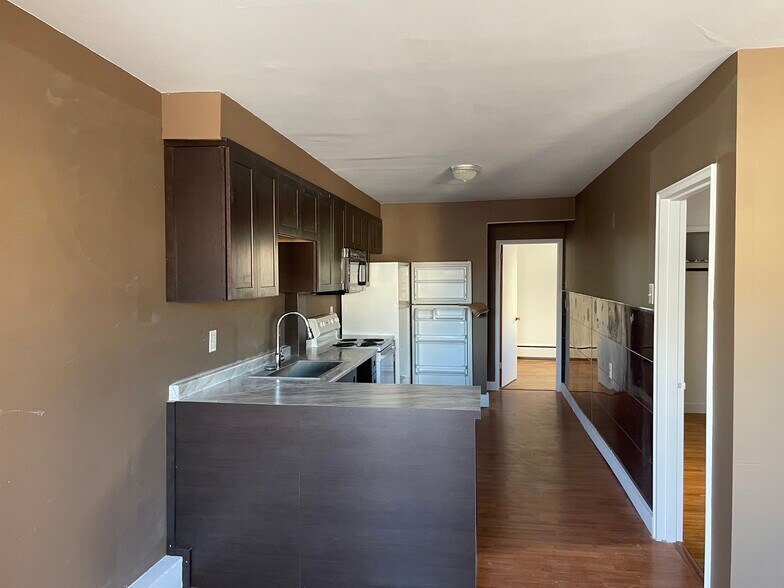 Building Photo - 160 Webber Ave