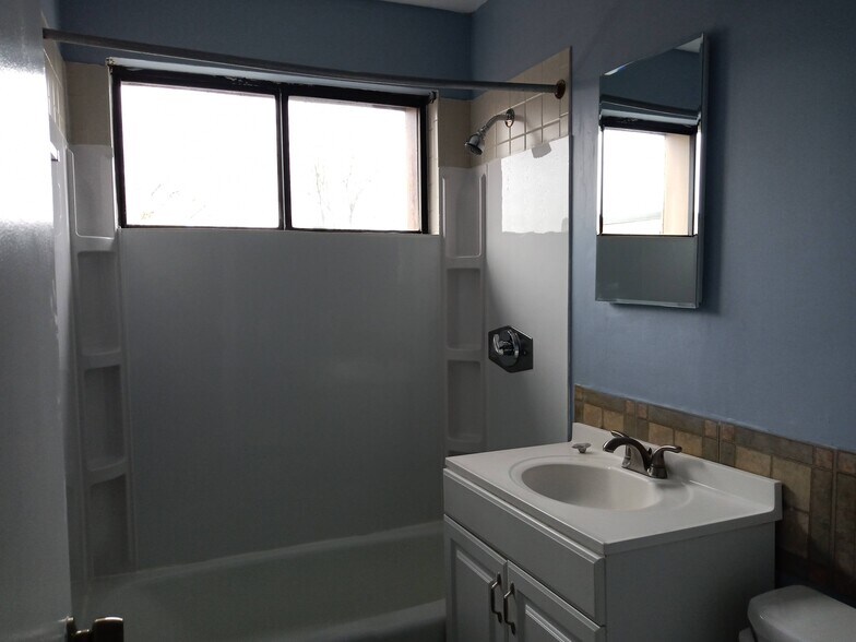 Bathroom - 10 Shrewsbury Green Dr