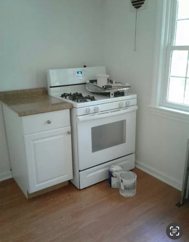 Building Photo - 109 S Sycamore Ave