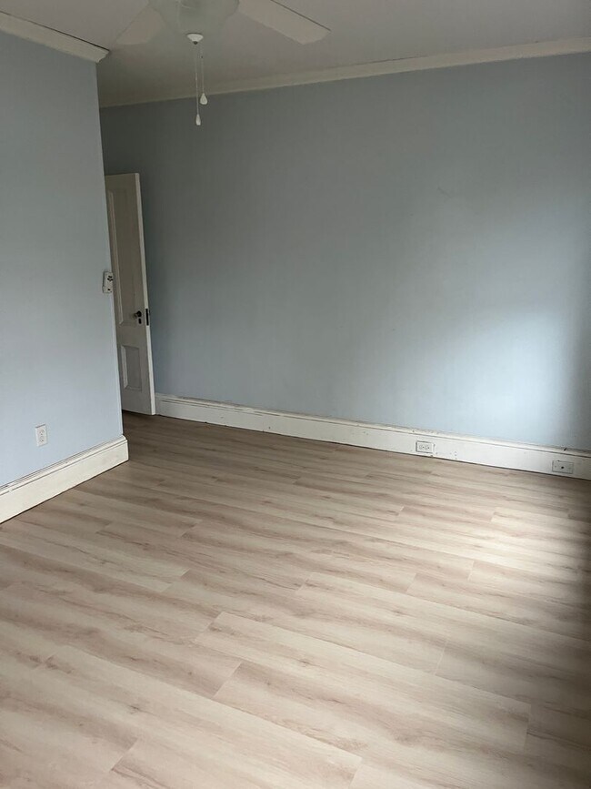 Building Photo - Sunny 2 Br / 1 BA Apartment in quiet area of Middleboro