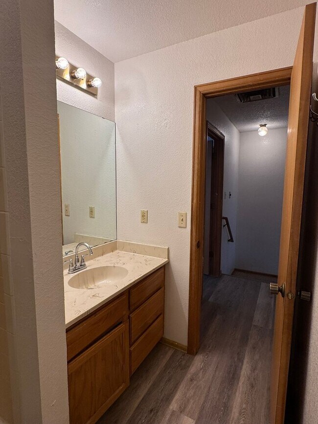 Building Photo - Sunny and Cute 2 Story, 2Bed, 1.5Bath Townhouse in Grand Junction!!!!