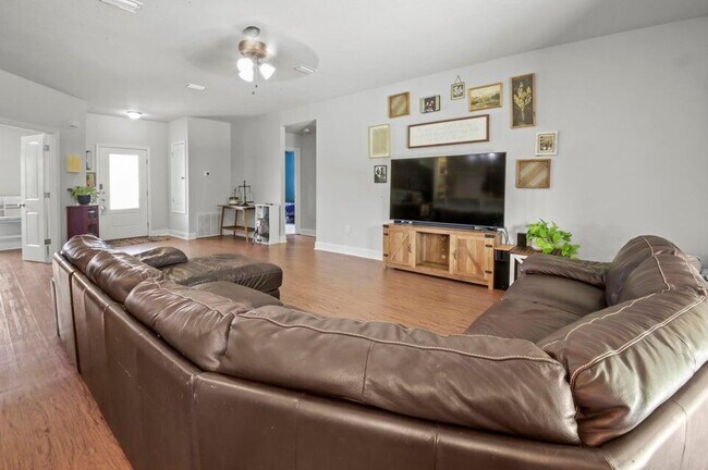 Building Photo - 300 Cassady Ln