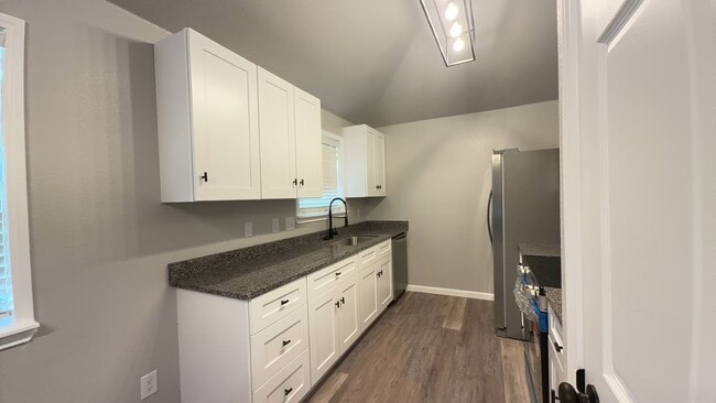 Building Photo - 802 Samuel Dr