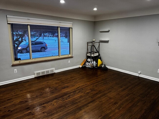 Building Photo - 608 Montrose Ave