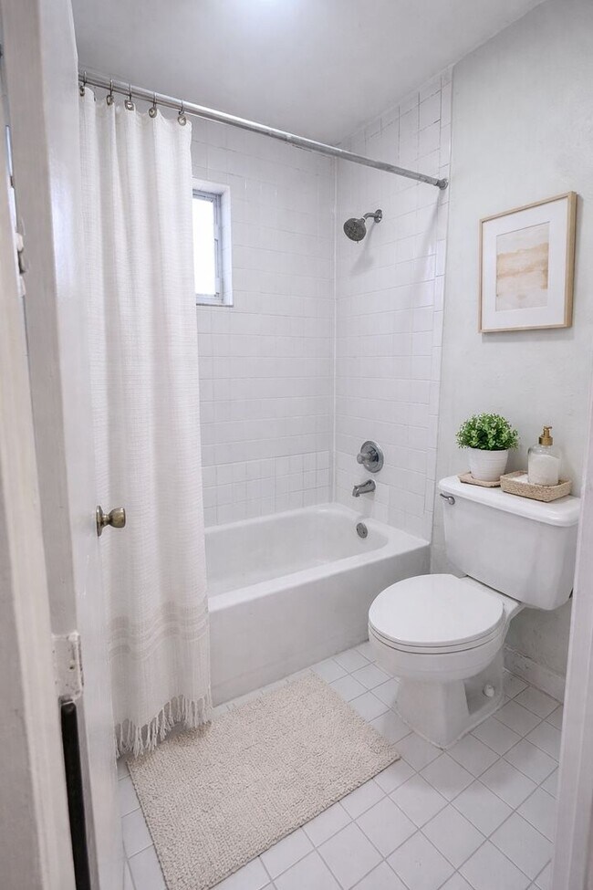 Building Photo - LARGE 3 BED/2.5 BA IN CORAL SPRINGS! Up to 3-Months Off!