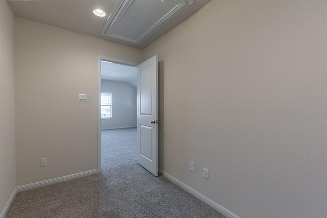 Building Photo - 205 Falkland St