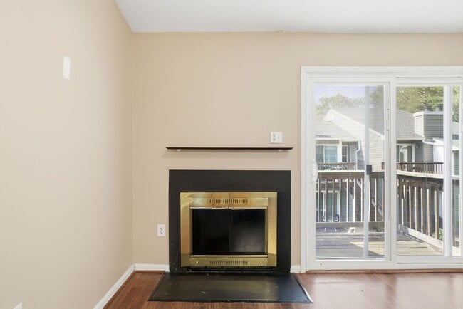 Building Photo - NICELY UPDATED 1 BEDROOM 1 BATHROOM CONDO IN EXCELLENT LOCATION!!