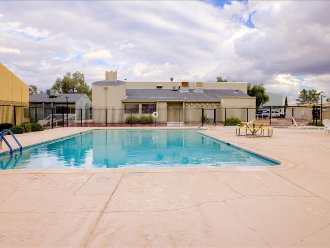 Building Photo - $400 OFF FIRST MONTH'S RENT!*