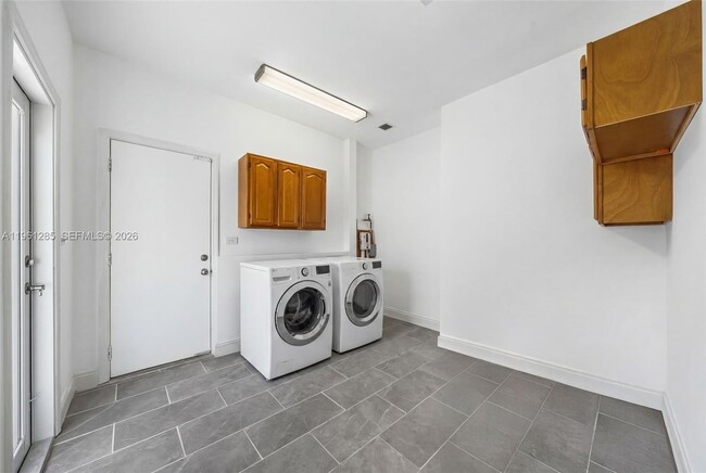 Building Photo - 404 N Shore Dr