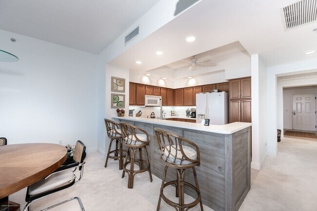 Building Photo - EXECUTIVE VACATION RENTAL