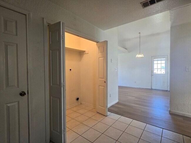 Building Photo - AVAILABLE NOW!