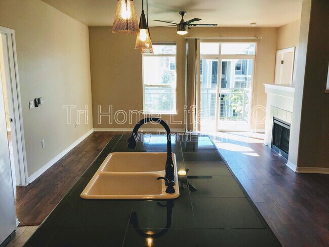 Building Photo - 10184 Park Meadows Dr