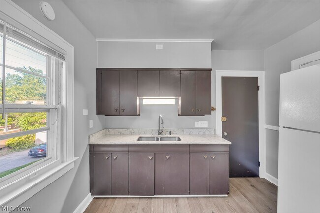 Building Photo - 1347 Marlowe Ave
