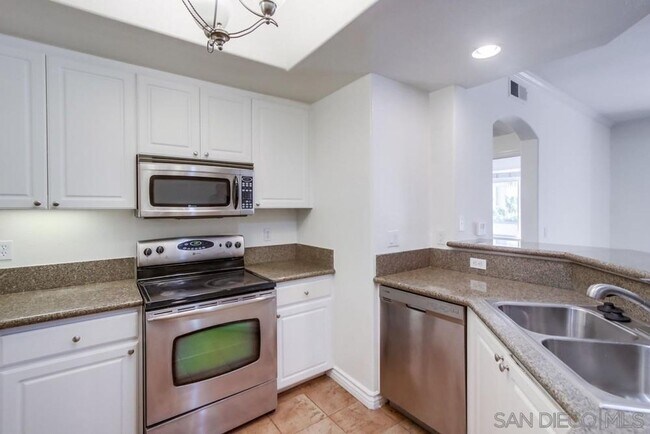 Building Photo - Luxury living in beautiful UTC, Spacious 2...